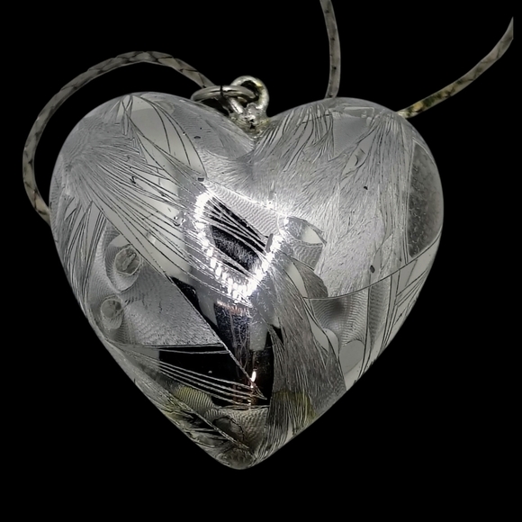 Elegant Silver Heart Pendant Necklace - Picture 5 of 14